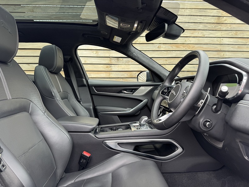 Jaguar F-PACE 2023'73 D200 MHEV R-Dynamic HSE Black | Pan Roof | Front Memory Seats - U9015