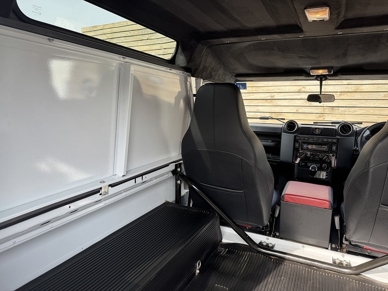 Land Rover Defender 90 2015'15 TDCi XS | Upgraded Interior | Heated Seats - U9023