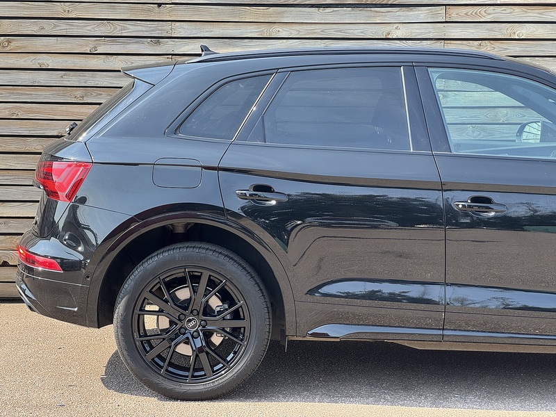 Audi Q5 2024'24 TFSI Black Edition | Comfort & Sound Pack | Reversing Camera - U9025