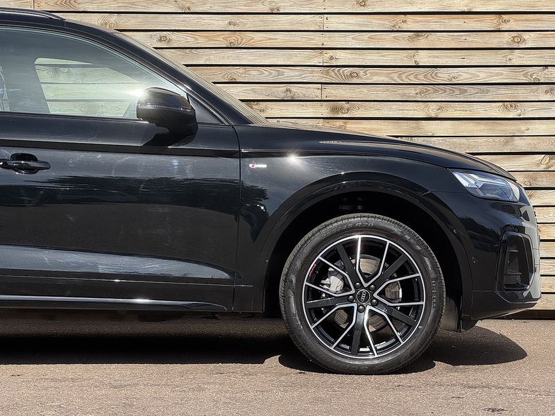 Audi Q5 2024'24 TFSI Black Edition | Comfort & Sound Pack | Reversing Camera - U9025