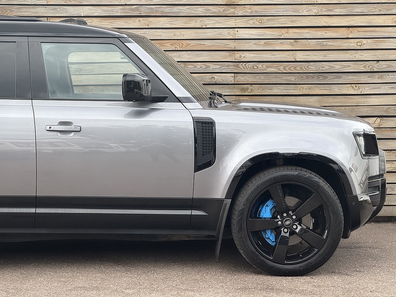 Land Rover Defender 110 2024'24 D300 MHEV X-Dynamic HSE | Pan Roof | Heated Steering Wheel - U9062