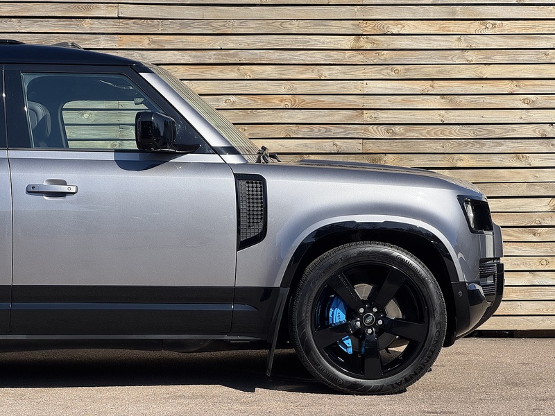 Land Rover Defender 110 2024'24 D300 MHEV X-Dynamic HSE | Pan Roof | Heated Steering Wheel - U9062