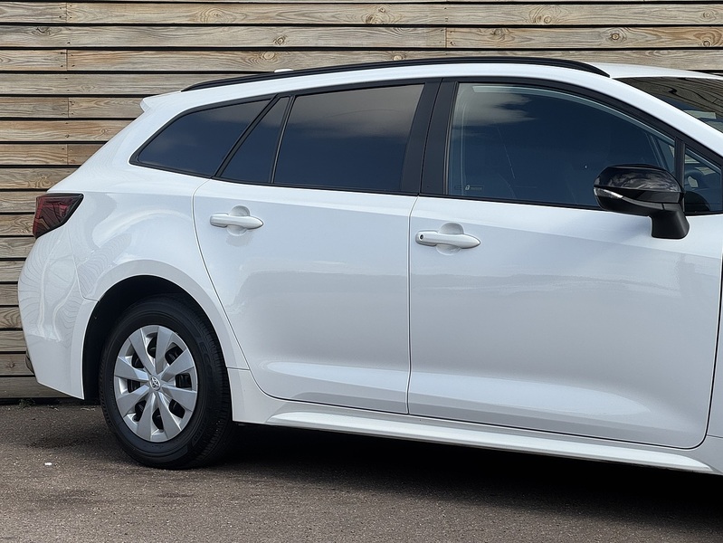 Toyota Corolla 2025'25 VVT-h | Car Like Driving With Van Practicality - U9069