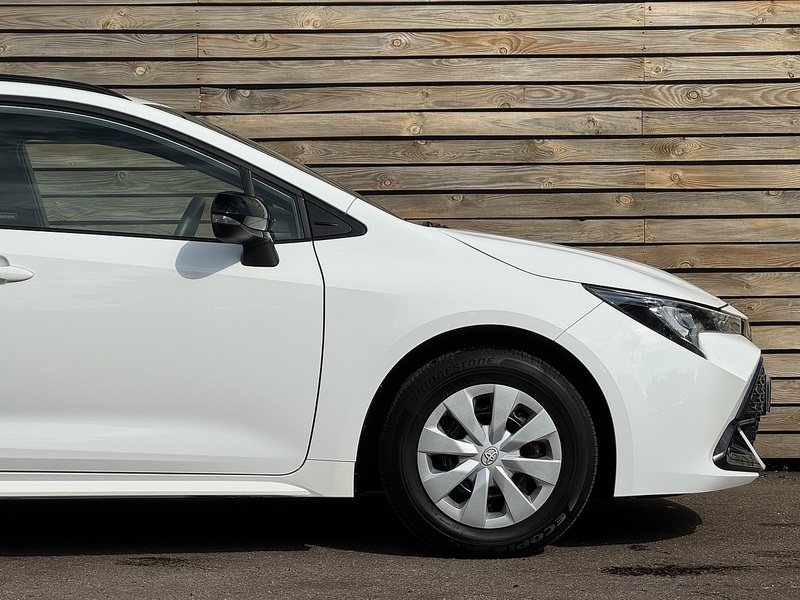 Toyota Corolla 2025'25 VVT-h | Car Like Driving With Van Practicality - U9069