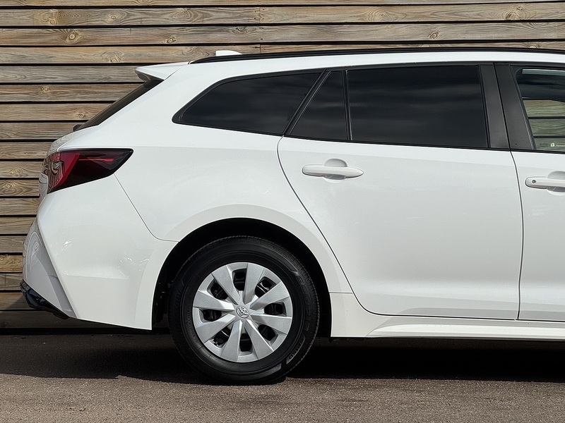 Toyota Corolla 2025'25 VVT-h | Car Like Driving With Van Practicality - U9069