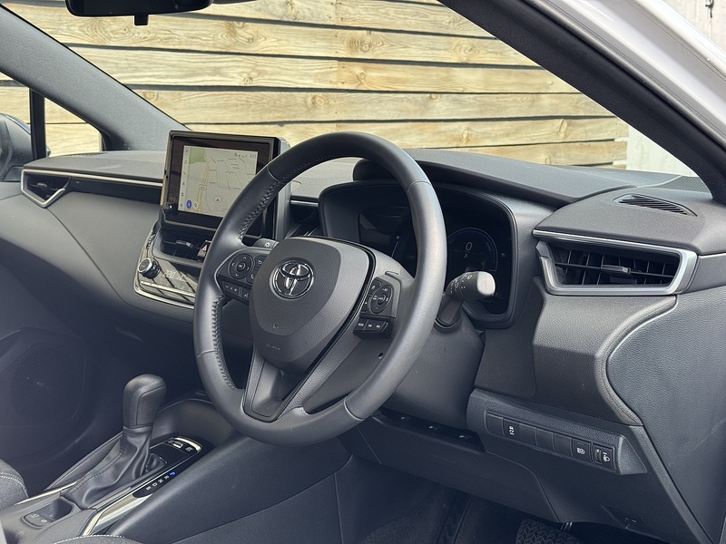 Toyota Corolla 2025'25 VVT-h | Car Like Driving With Van Practicality - U9069