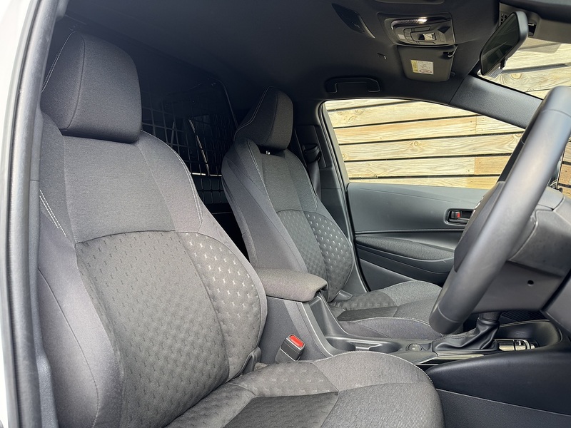 Toyota Corolla 2025'25 VVT-h | Car Like Driving With Van Practicality - U9069