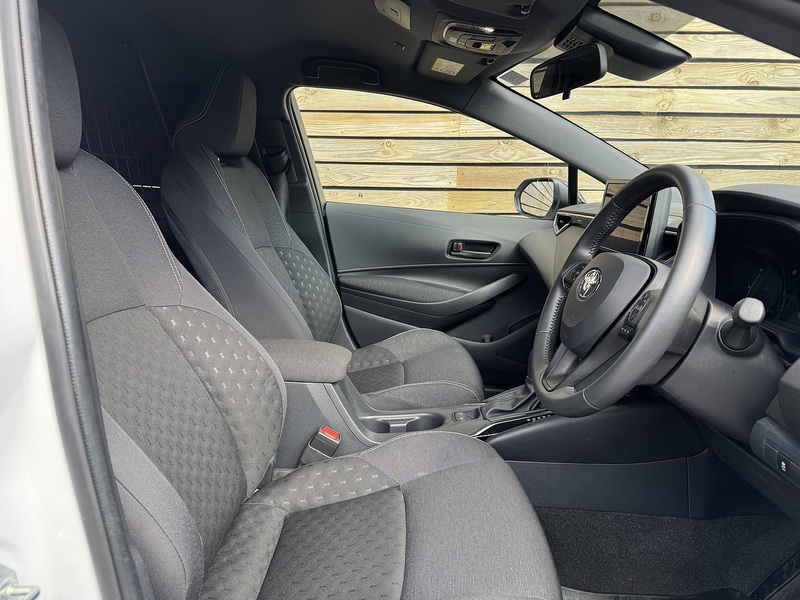 Toyota Corolla 2025'25 VVT-h | Car Like Driving With Van Practicality - U9069