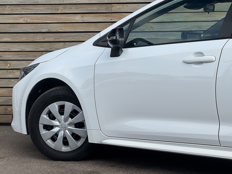 Toyota Corolla 2025'25 VVT-h | Car Like Driving With Van Practicality - U9069