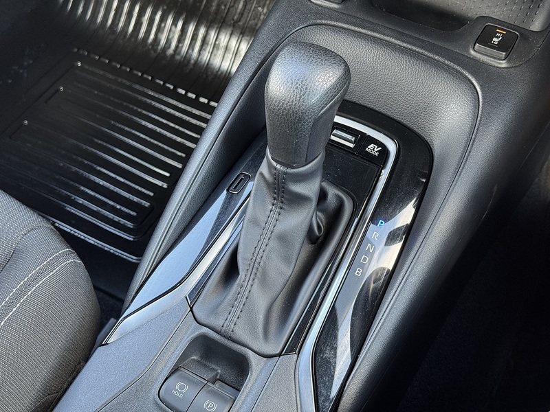 Toyota Corolla 2025'25 VVT-h | Car Like Driving With Van Practicality - U9069