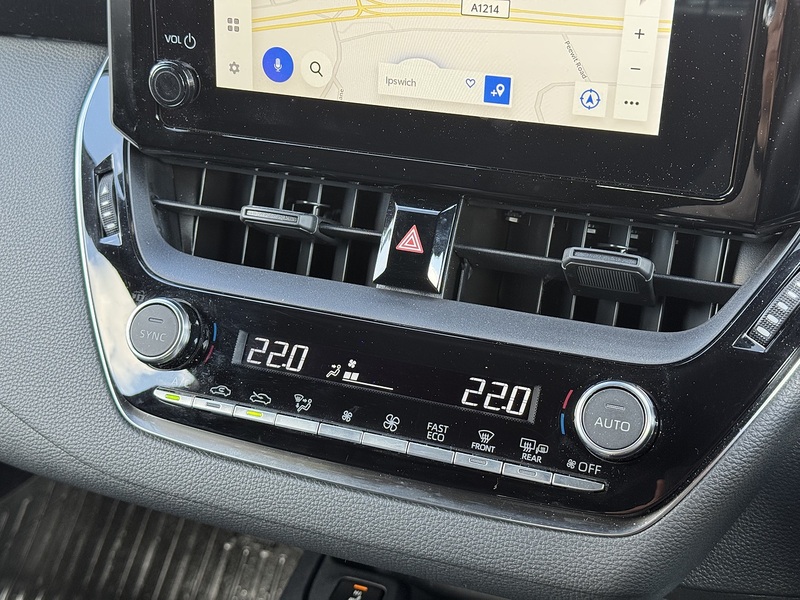 Toyota Corolla 2025'25 VVT-h | Car Like Driving With Van Practicality - U9069