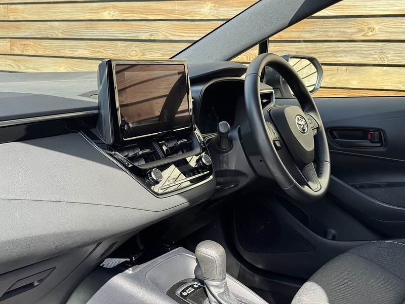 Toyota Corolla 2025'25 VVT-h | Car Like Driving With Van Practicality - U9069