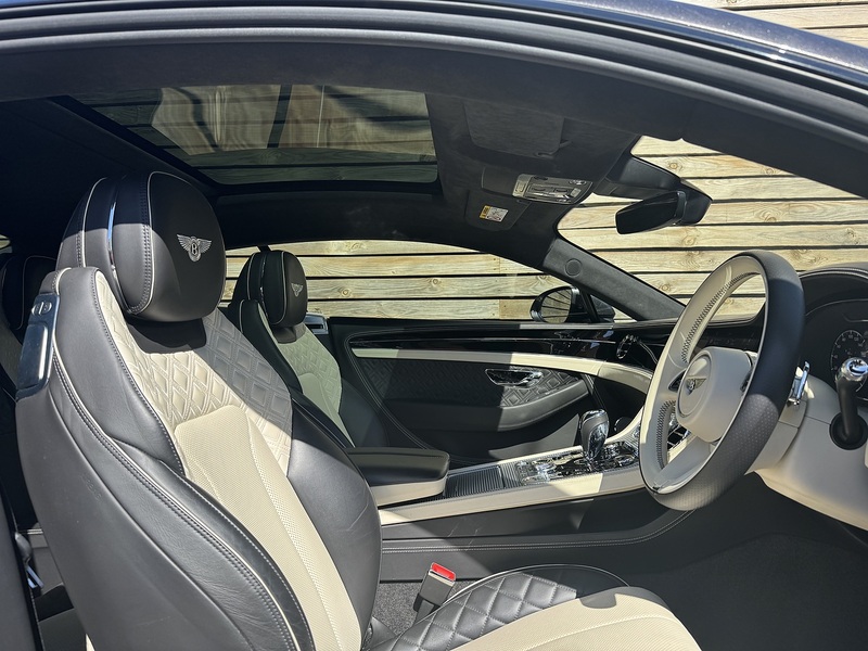 Bentley Continental 2022'72 V8 GT | Mulliner | Pan Roof - U9090