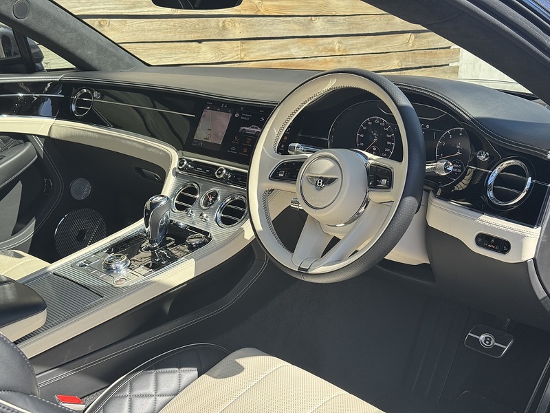 Bentley Continental 2022'72 V8 GT | Mulliner | Pan Roof - U9090