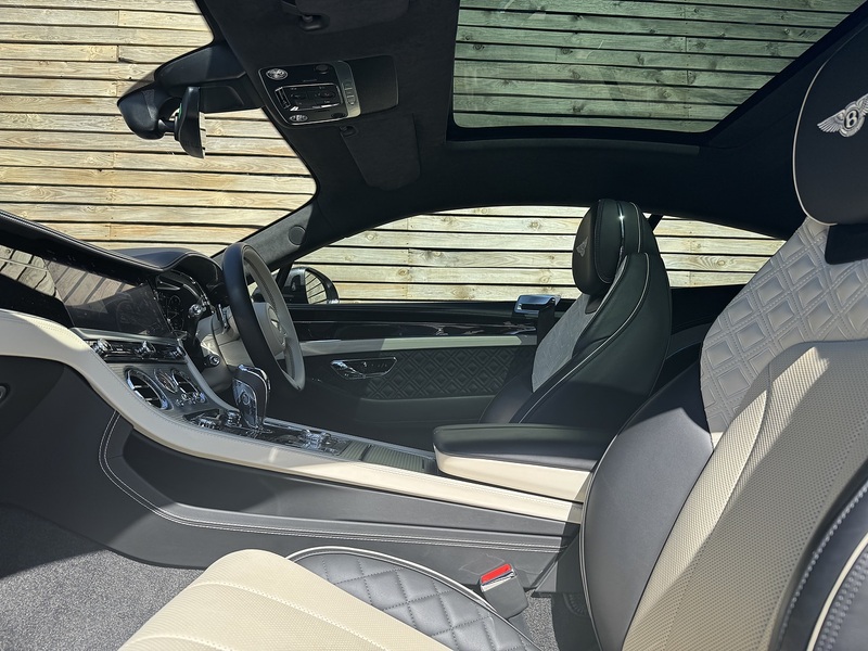 Bentley Continental 2022'72 V8 GT | Mulliner | Pan Roof - U9090