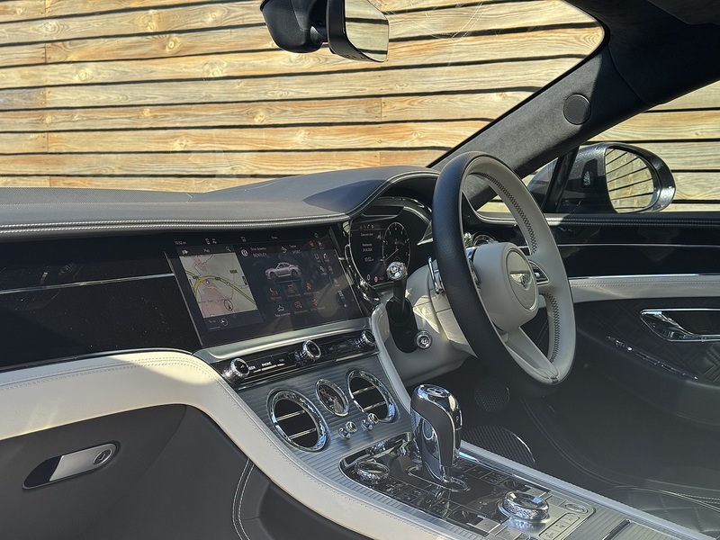 Bentley Continental 2022'72 V8 GT | Mulliner | Pan Roof - U9090