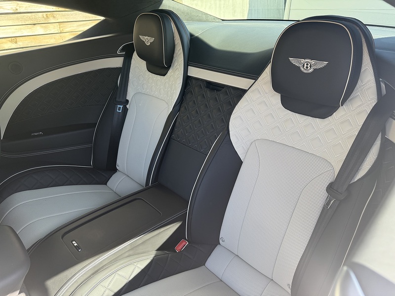 Bentley Continental 2022'72 V8 GT | Mulliner | Pan Roof - U9090