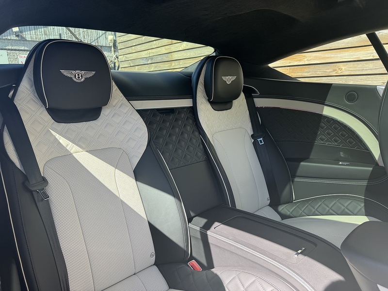 Bentley Continental 2022'72 V8 GT | Mulliner | Pan Roof - U9090