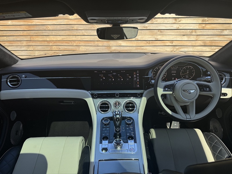 Bentley Continental 2022'72 V8 GT | Mulliner | Pan Roof - U9090