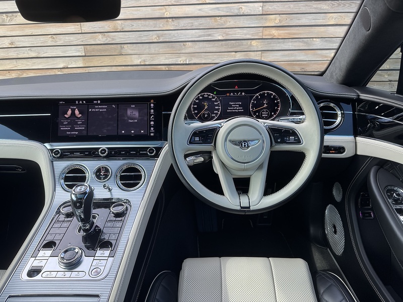 Bentley Continental 2022'72 V8 GT | Mulliner | Pan Roof | Rotating screen | NAIM - U9090
