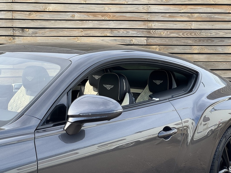 Bentley Continental 2022'72 V8 GT | Mulliner | Pan Roof | Rotating screen | NAIM - U9090