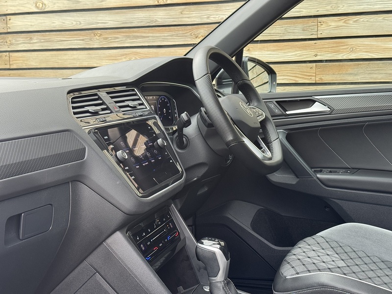 Volkswagen Tiguan 2022'72 TSI R-Line | Top Spec | Heated Steering Wheel - U9116