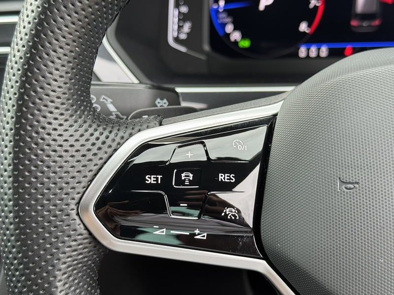 Volkswagen Tiguan 2022'72 TSI R-Line | Top Spec | Heated Steering Wheel - U9116