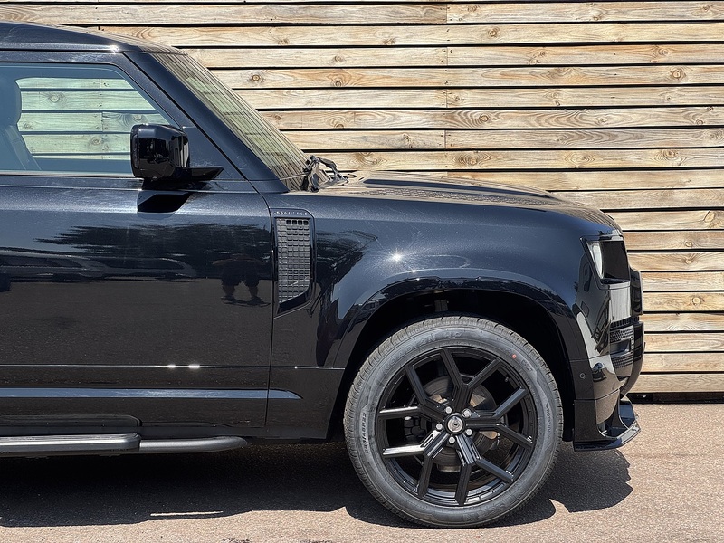Land Rover Defender 90 2024'74 D250 MHEV X-Dynamic HSE | Pan Roof | 6 Seats! - U9121