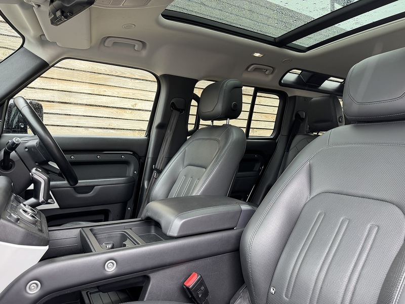 Land Rover Defender 110 2021'21 P300 HSE | 7 Seater | Pan Roof - U9151