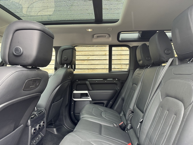 Land Rover Defender 110 2021'21 P300 HSE | 7 Seater | Pan Roof - U9151