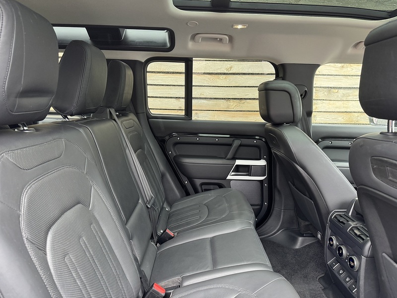 Land Rover Defender 110 2021'21 P300 HSE | 7 Seater | Pan Roof - U9151