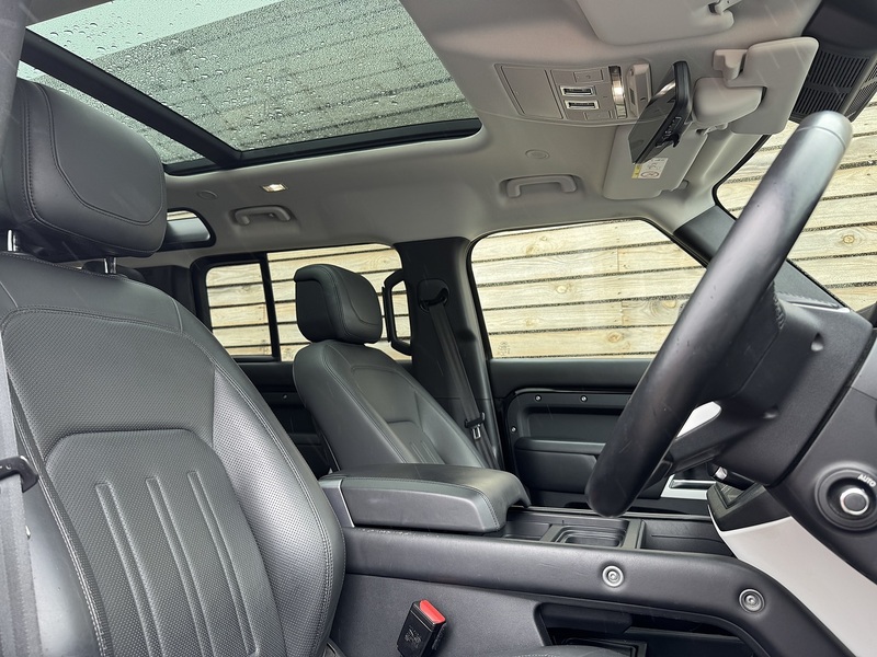 Land Rover Defender 110 2021'21 P300 HSE | 7 Seater | Pan Roof - U9151