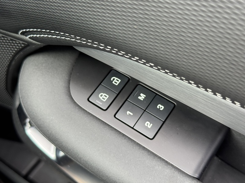 Land Rover Discovery 2023'23 D250 MHEV R-Dynamic SE | Pan Roof | Heated Seats - U9158