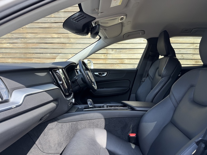 Volvo XC60 2020'20 B5 MHEV Momentum | Heated Steering Wheel | Top Spec! - U9172