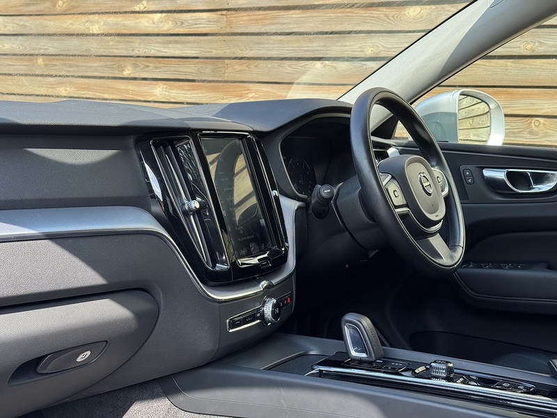 Volvo XC60 2020'20 B5 MHEV Momentum | Heated Steering Wheel | Top Spec! - U9172
