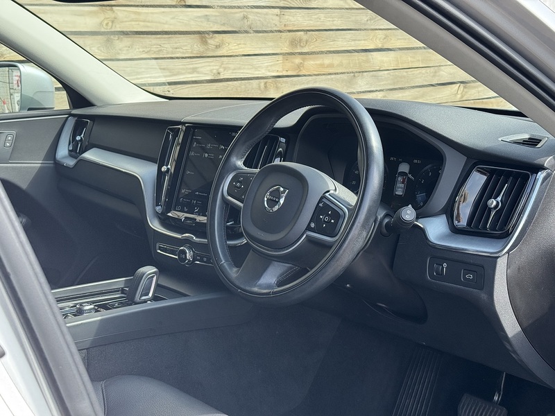 Volvo XC60 2020'20 B5 MHEV Momentum | Heated Steering Wheel | Top Spec! - U9172