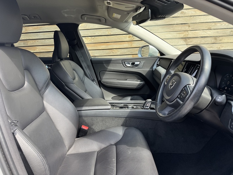 Volvo XC60 2020'20 B5 MHEV Momentum | Heated Steering Wheel | Top Spec! - U9172