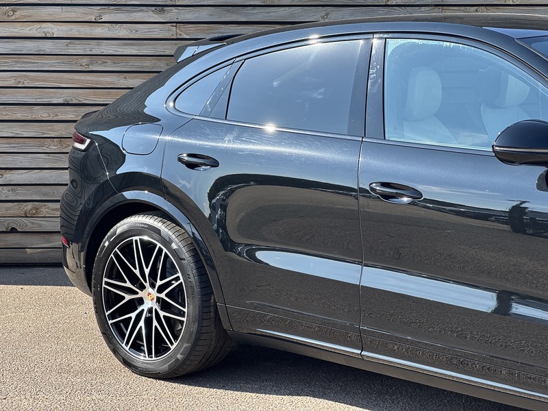 Porsche Cayenne 2025'75 V6 E-Hybrid Black Edition | Pan Roof | BOSE - U9207