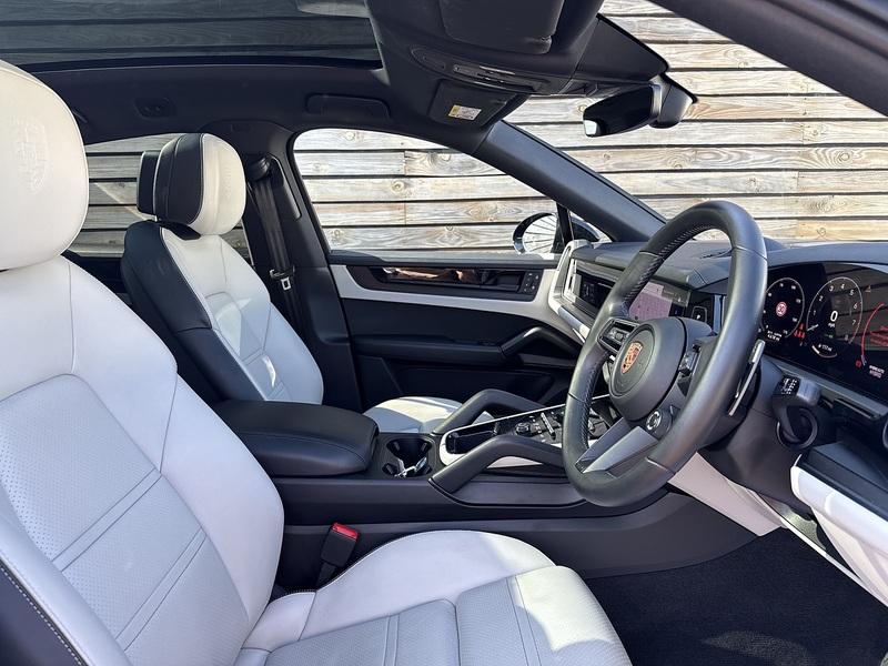 Porsche Cayenne 2025'75 V6 E-Hybrid Black Edition | Pan Roof | BOSE - U9207