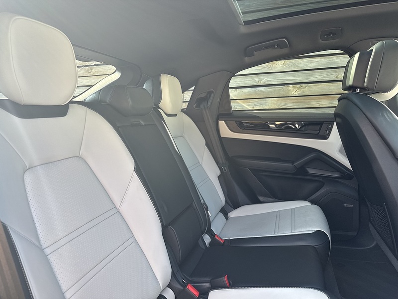 Porsche Cayenne 2025'75 V6 E-Hybrid Black Edition | Pan Roof | BOSE - U9207
