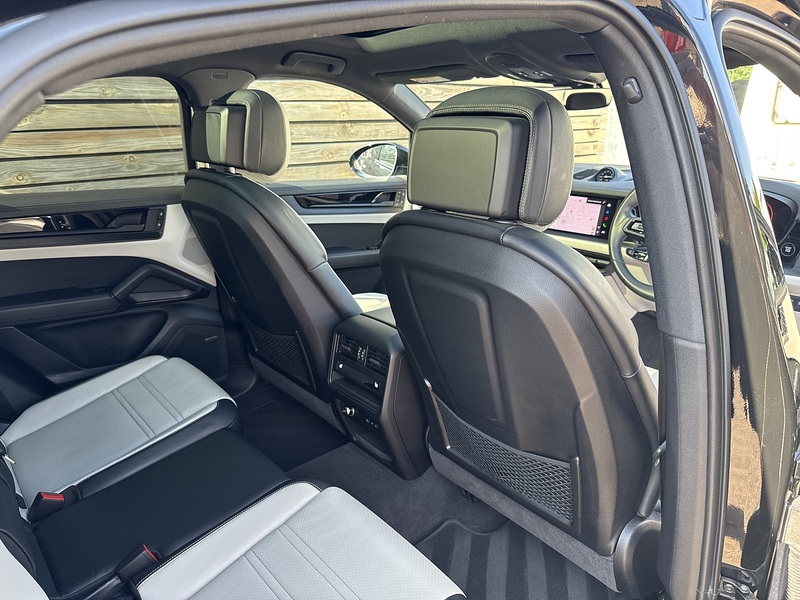 Porsche Cayenne 2025'75 V6 E-Hybrid Black Edition | Pan Roof | BOSE - U9207