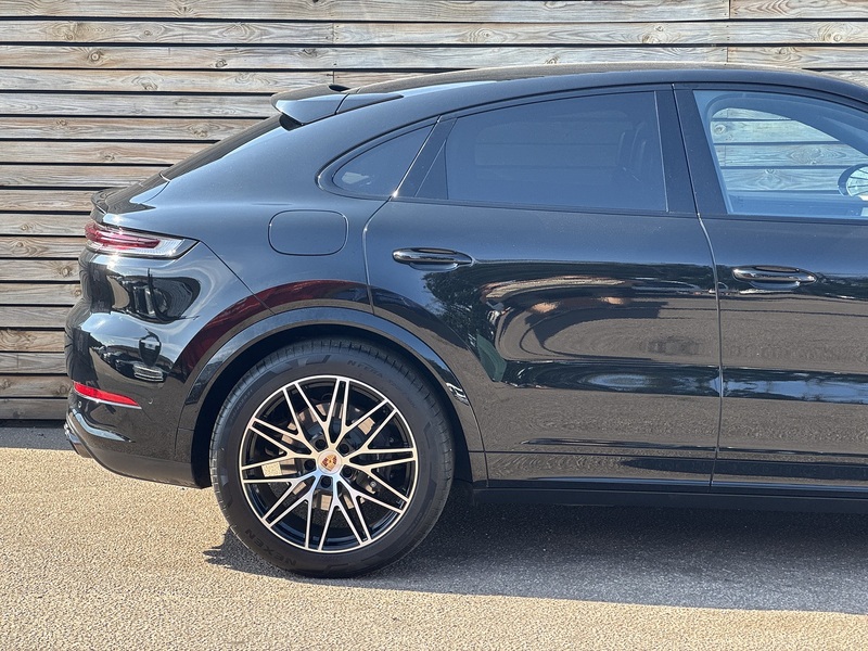 Porsche Cayenne 2025'75 V6 E-Hybrid Black Edition | Pan Roof | BOSE - U9207
