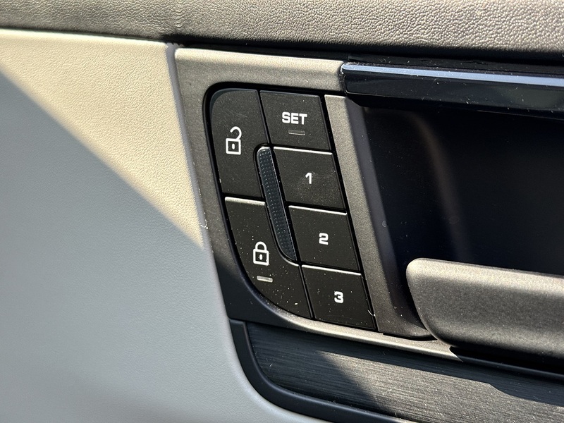 Porsche Cayenne 2025'75 V6 E-Hybrid Black Edition | Pan Roof | BOSE - U9207