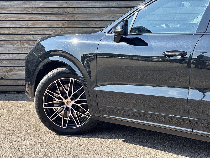 Porsche Cayenne 2025'75 V6 E-Hybrid Black Edition | Pan Roof | BOSE - U9207