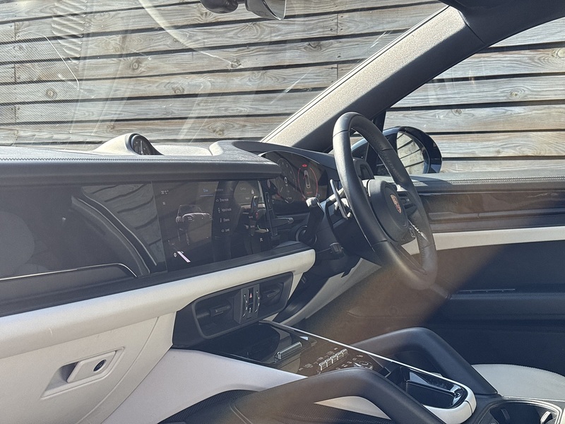 Porsche Cayenne 2025'75 V6 E-Hybrid Black Edition | Pan Roof | BOSE - U9207