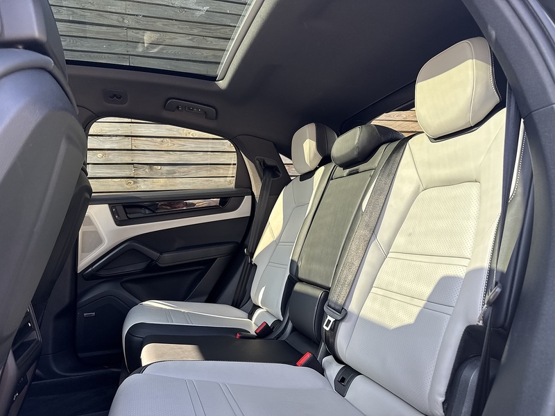 Porsche Cayenne 2025'75 V6 E-Hybrid Black Edition | Pan Roof | BOSE - U9207