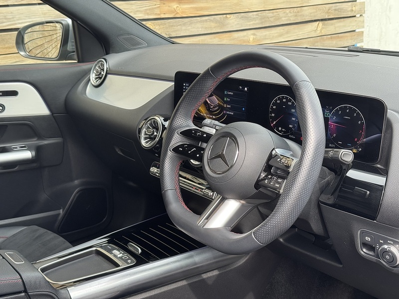 Mercedes-Benz GLA 2025'74 GLA200h MHEV AMG Line | Premium Pack | De Chromed - U9210