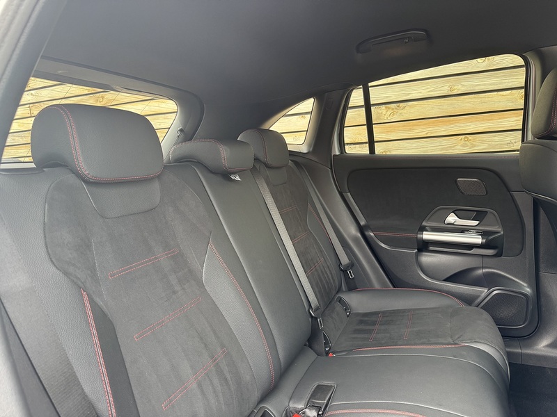 Mercedes-Benz GLA 2025'74 GLA200h MHEV AMG Line | Premium Pack | De Chromed - U9210