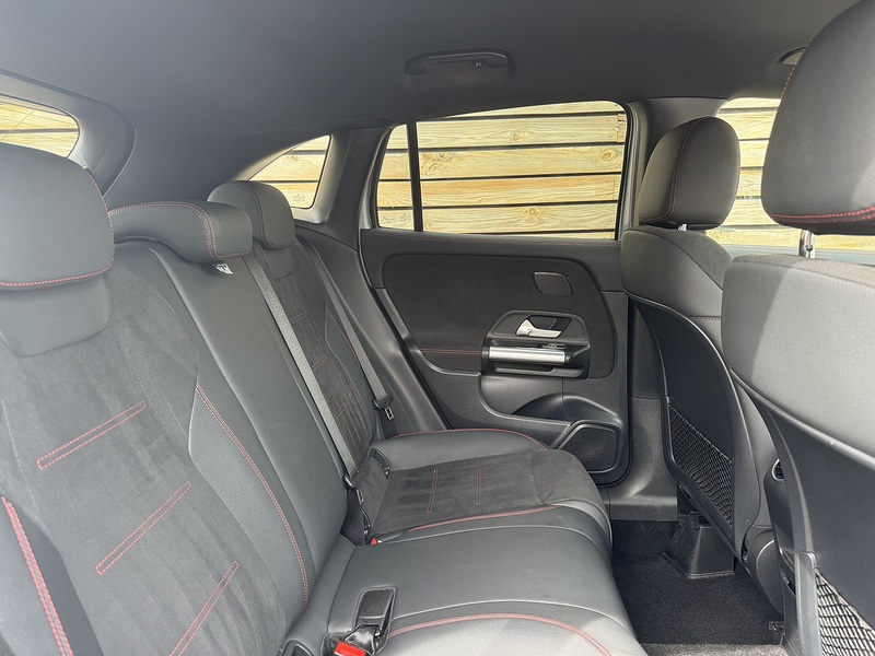 Mercedes-Benz GLA 2025'74 GLA200h MHEV AMG Line | Premium Pack | De Chromed - U9210