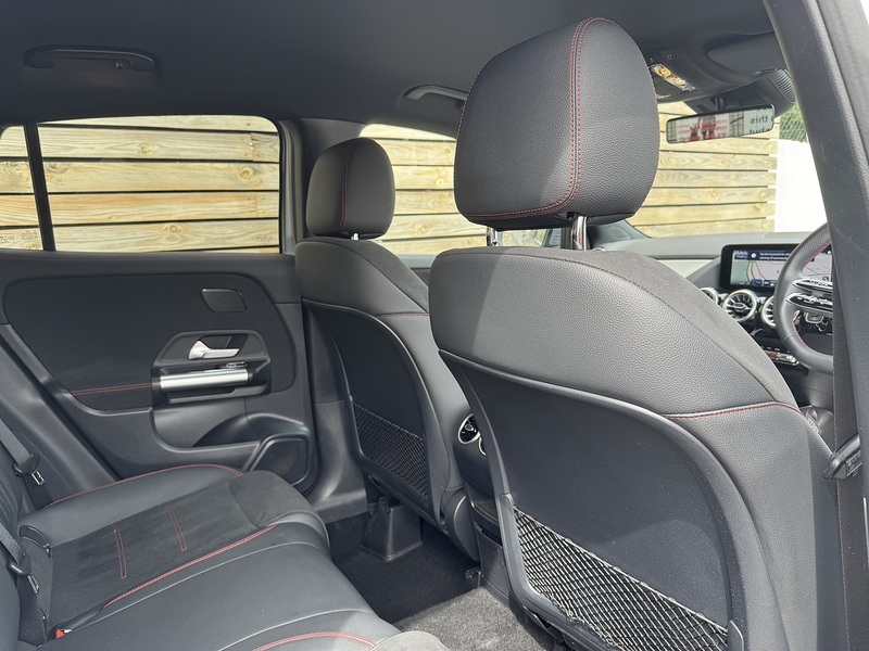 Mercedes-Benz GLA 2025'74 GLA200h MHEV AMG Line | Premium Pack | De Chromed - U9210